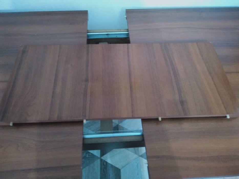 Стол совершенно новый