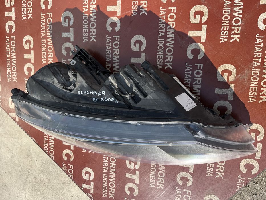 Фар Seat Alhambra Xenon