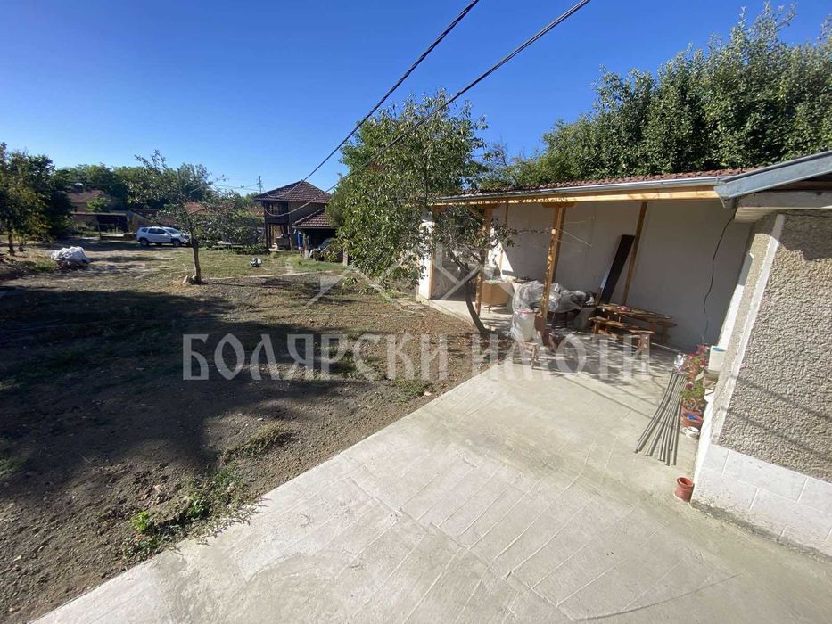 Двуетажна къща с дворно място в с. Ресен