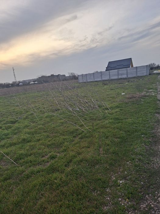 Vând teren intravilan