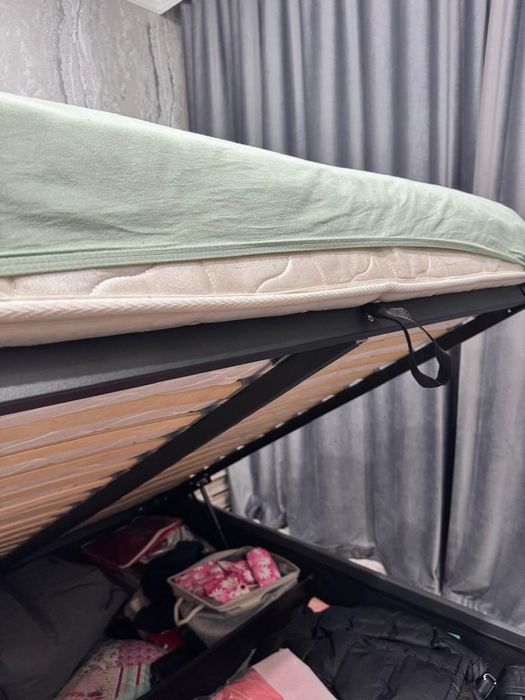 Двуспальная кровать