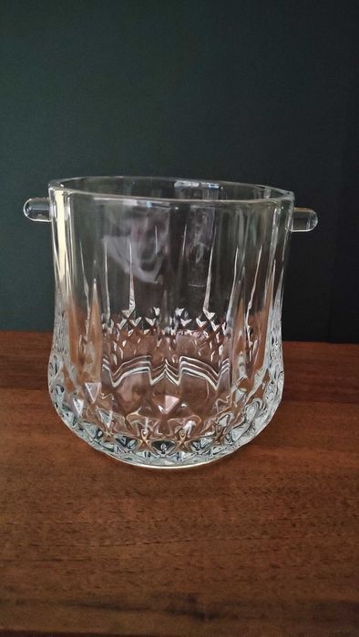 Един прекрасен кристален съд за лед -масивен и дебелостенен