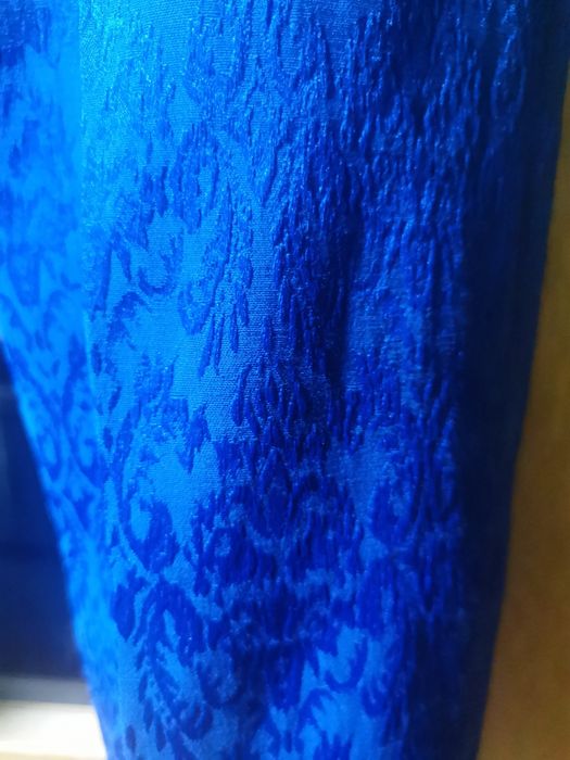 Pantaloni stofa jacquard. Se pot combina cu o frumoasa cămașă de voal verde