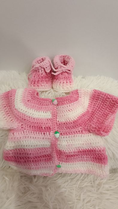 Плетена бебешка жилетка