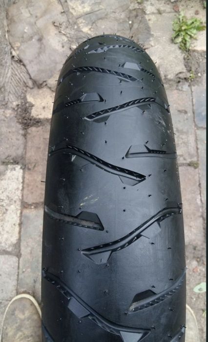 O bucată 120/70 R19 moto - una Michelin Dunlop Continental