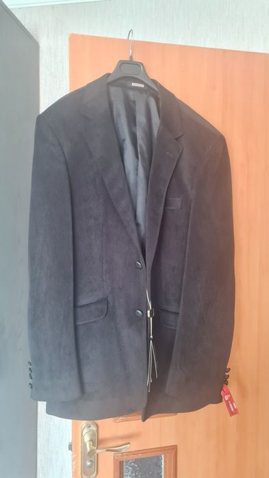 Продам костюмы новые