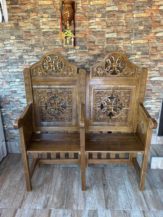 Scaune sculptate (străni)