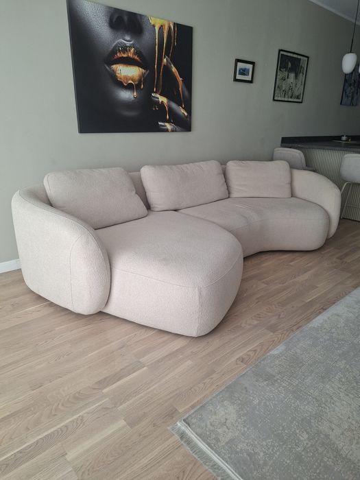 Canapea Domani textil bouclé Manza Cream 
Un material de baza in anii 1940, bouclé a revenit in ultimii ani datorita compozitiei sale si a aspec