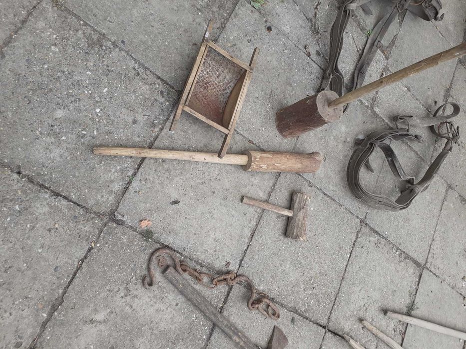 Vand Obiecte de lucru  Taranesti din lemn model Rustic