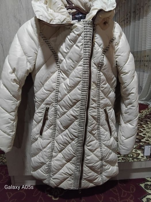 Ayollar kurtkasi 48 razmer qalin azgina kiyilgan