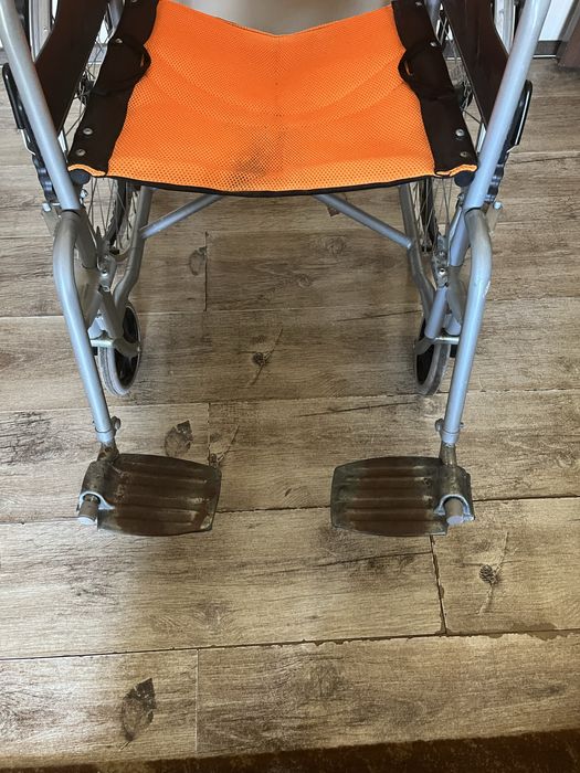 Vand Scaun cu Rotile (Nu are Cauciuc)