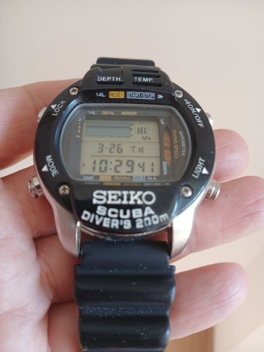 Ceasul din imagine este un model Seiko Scuba Diver's 200m M796