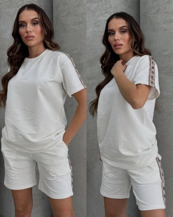 Изчистен комплект Guess