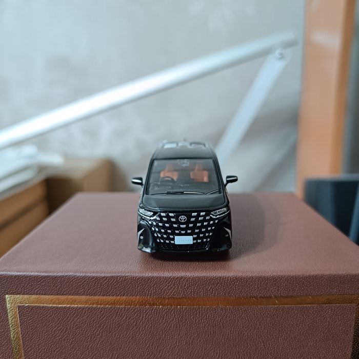 Toyota Alphard 2023 1:64 Hot Wheels