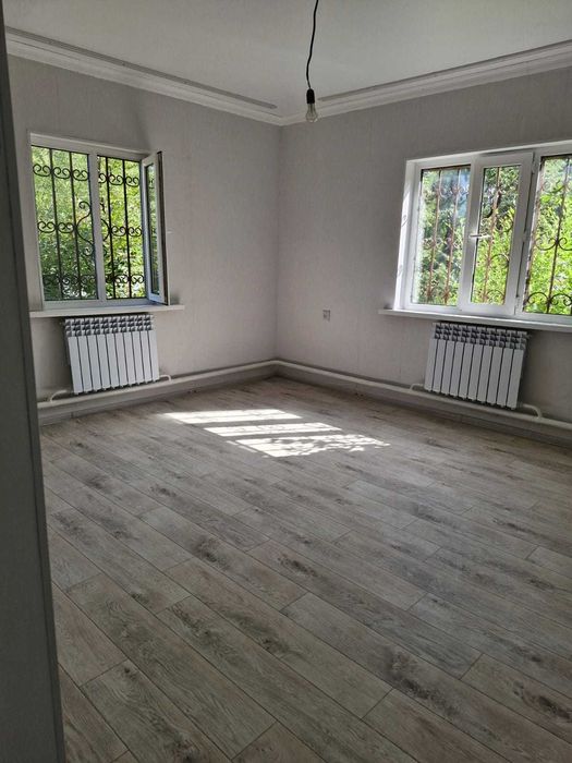 Дача у ручья с новым домом и хозпостройками.