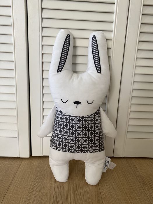 Iepuras decorativ Bizzi Growin (jucarie / perna decorativa)