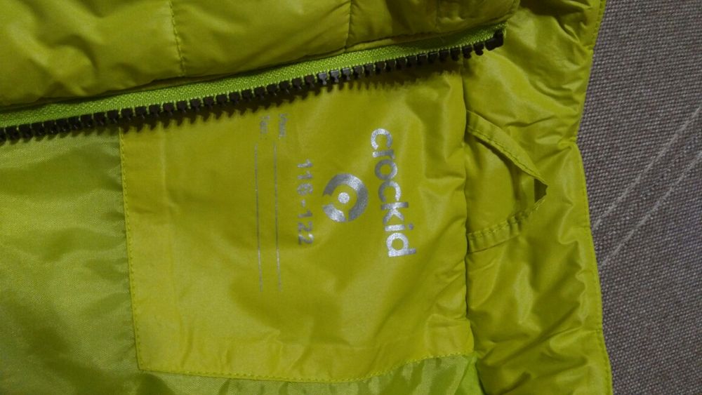 Продам жилетку детскую