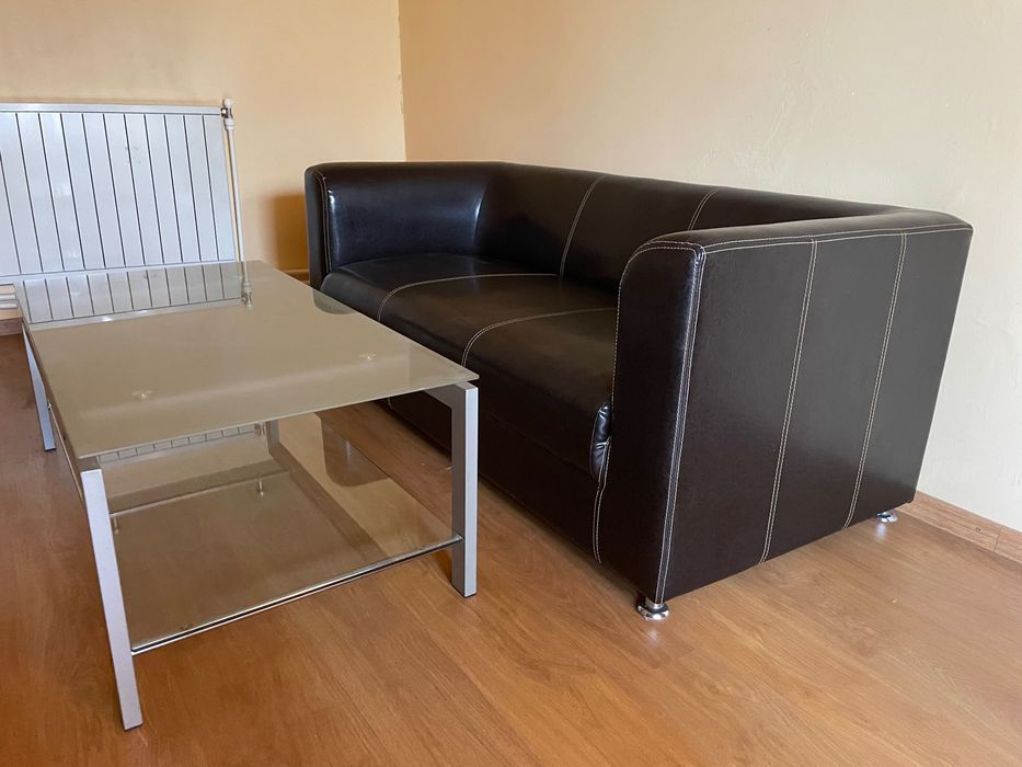 Canapea piele ecologică și măsuță de sticlă
