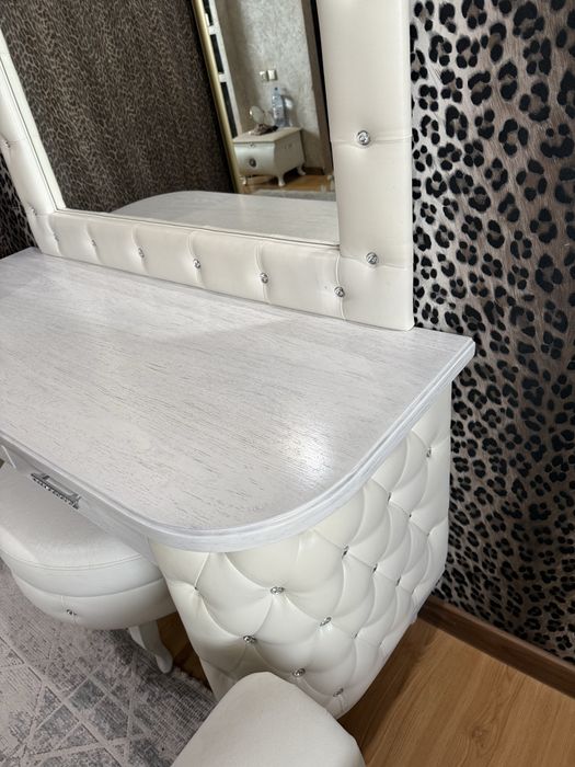 Продам комод с зеркалом