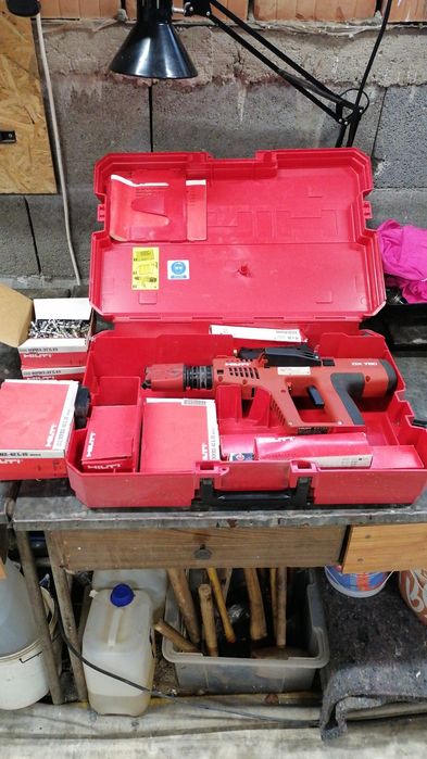 Vand Hilti DX750 pistol cu capse pt beton