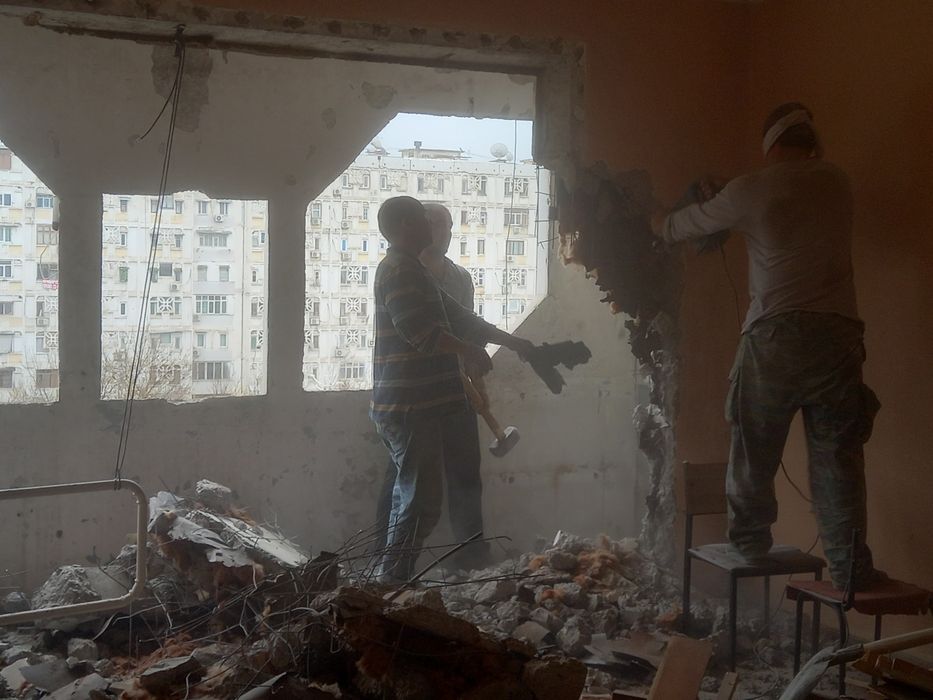 Демонтажные услуги подготавливаем к ремонту Копаем подвал.