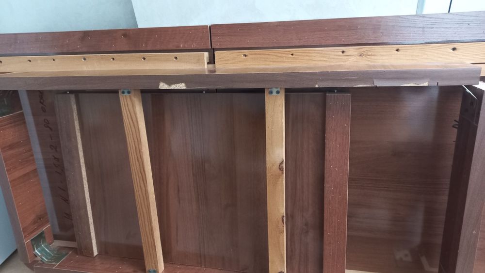 Продам стол из орехового деревья, без стулев.