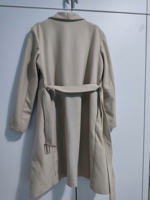 Бежово / сиво палто , черно / червено яке