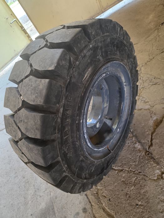Продам шины для погрузчика вилочного