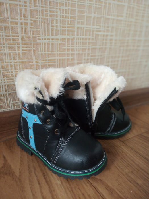 Продам обувь детскую( ботинки, сандали)