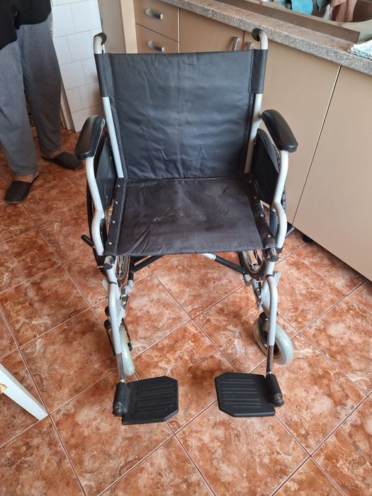 Scaun cu rotile in stare bună