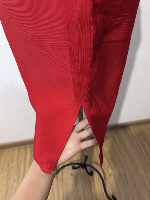 Платье облегающее красное