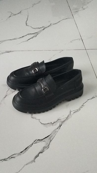 Черные лоферы женские