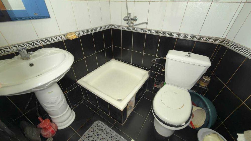 Ватний Мерос магазини 1 қаватда 1 хонали квартира сотилади. ID: 1763