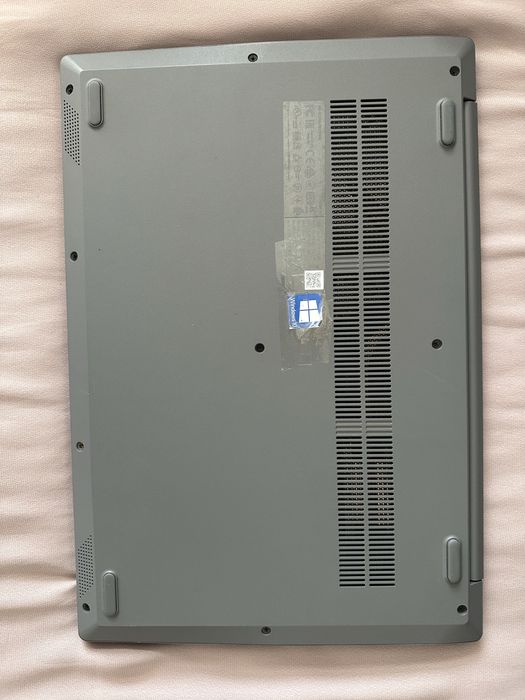 Малко използван Lenovo лаптоп с Windows 11 Pro