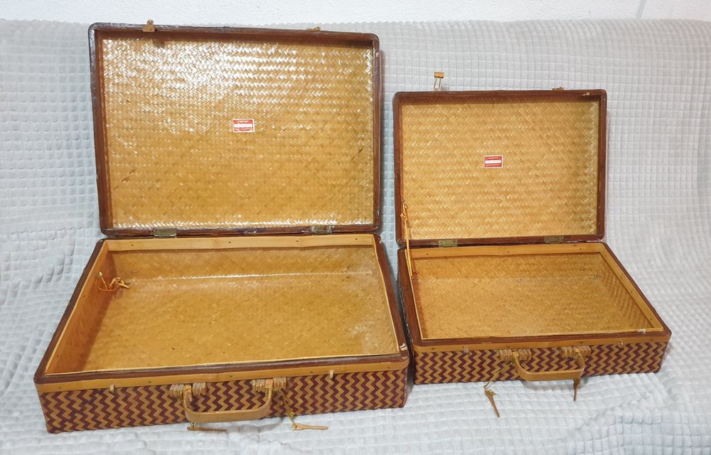 Чифт екзотични плетени куфари.