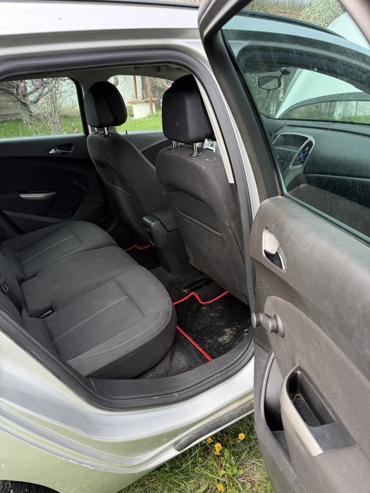 Vand sau schimb cu atv Opel astra j 2011