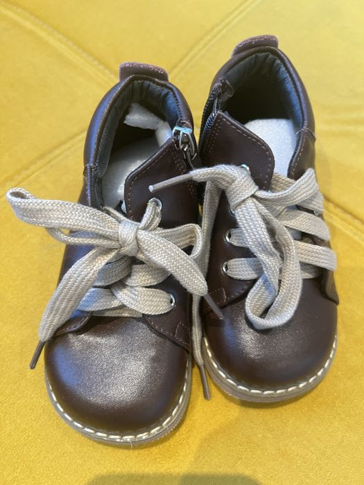 Детски кожени обувки размер 25 и Lasocki  26