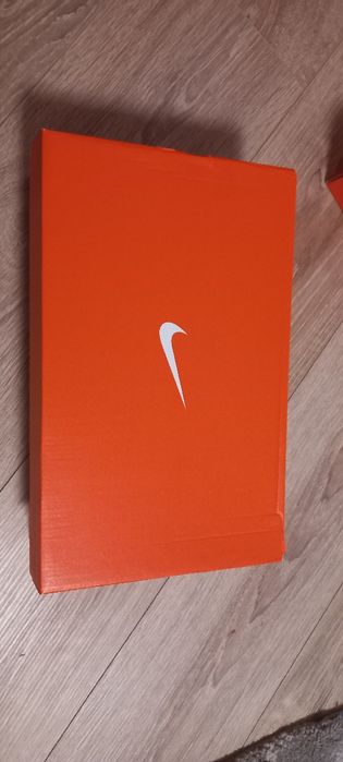 ..Adidași Nike..