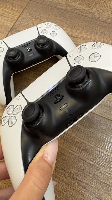 Продавам Sony PlayStation 5 DualSense 2 контролера