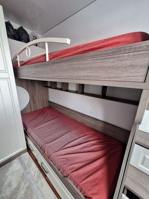 Двухярустный кровать