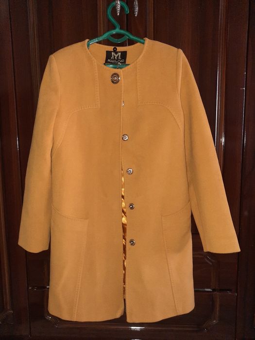 Весенний осенний пальто. Горьсичного цвета