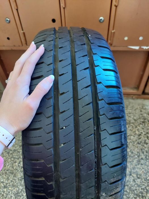 Продавам единична гума.