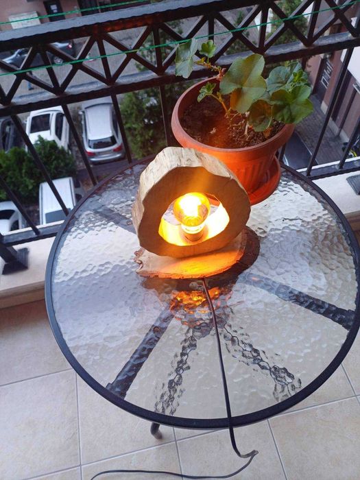 Ръчно направена лампа от дърво