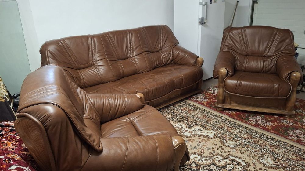 Vând canapea din piele + doua fotolii