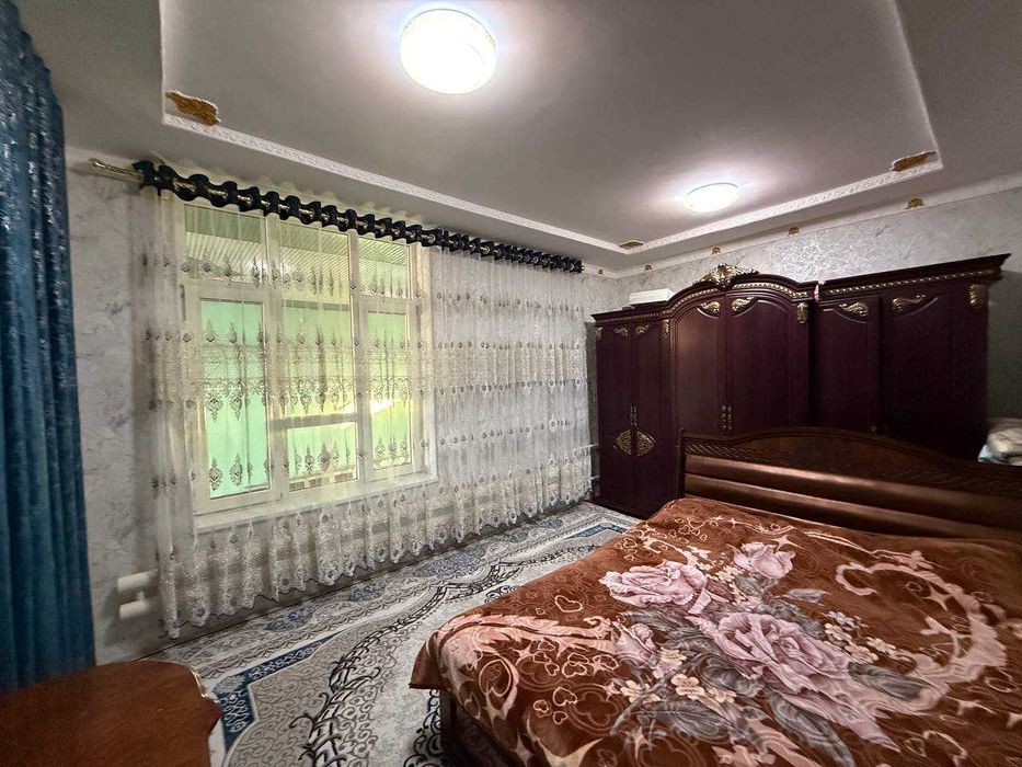 Yangibozor oldida xovlili uy sotiladi