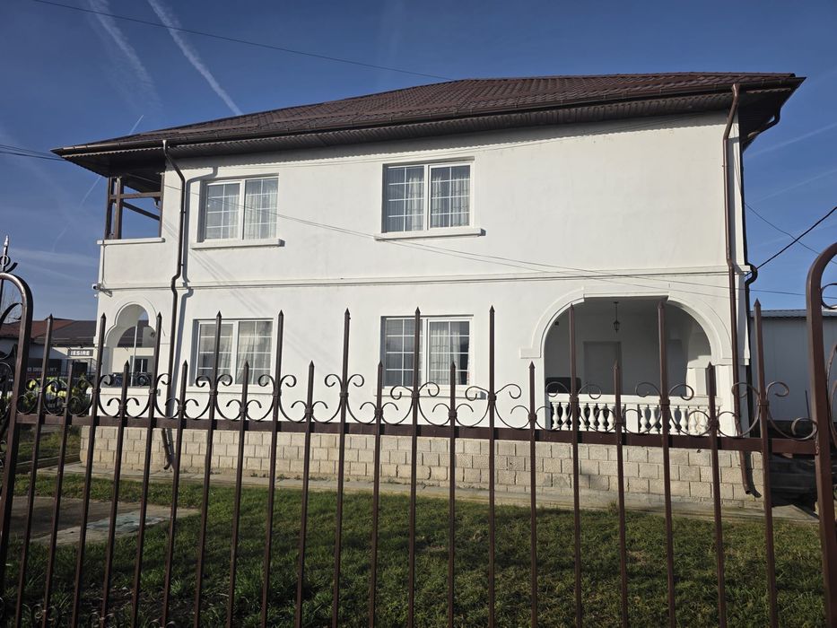 Închiriez spațiu Central 300 mp, ideal pentru cabinete medicale.