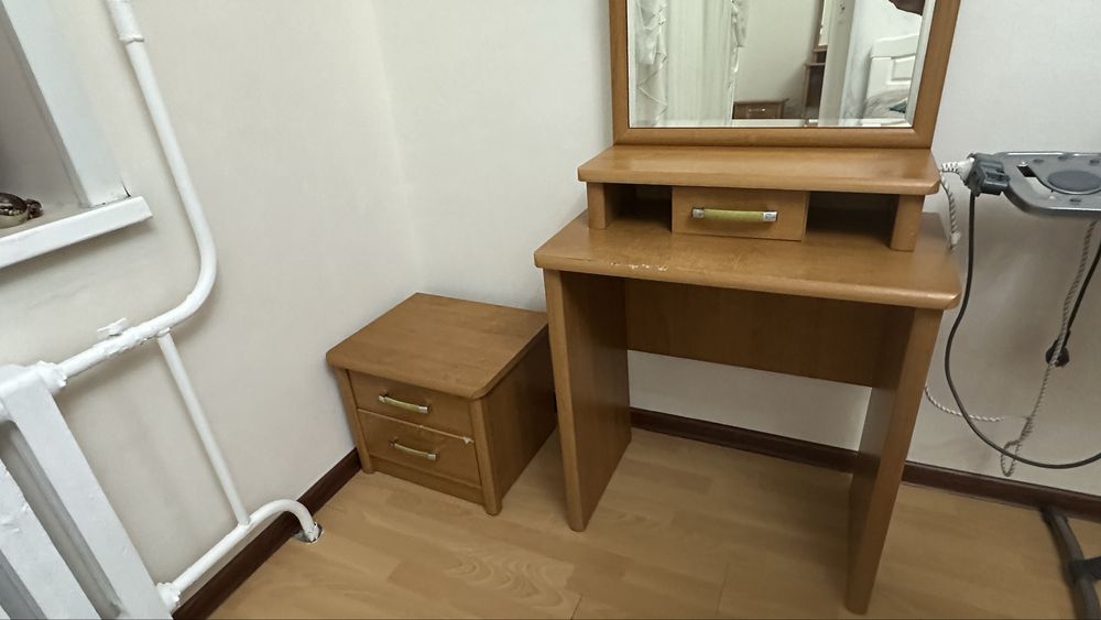 Продаю туалетный столик с комодом