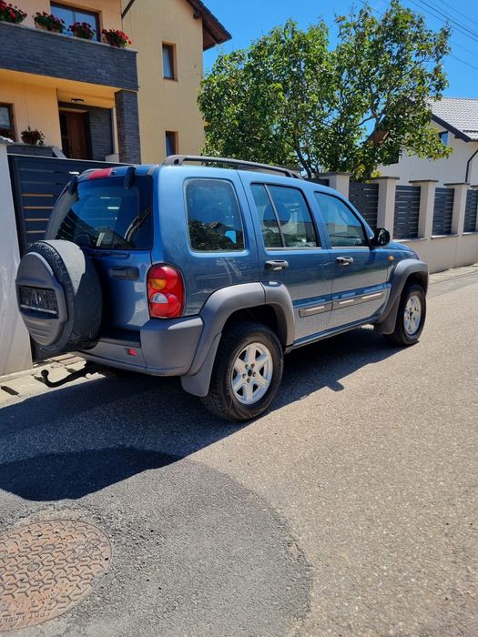 Vând Jeep Cherokee Sport Motor 2.5CRDi 4x4 cu reductor an 2002