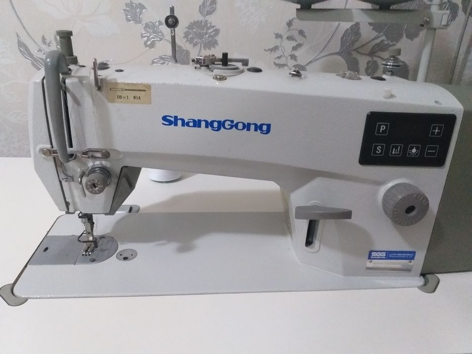 Продаётся высокоскоростная швейная машинка.