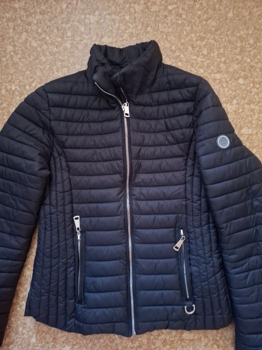 Продам куртку черную